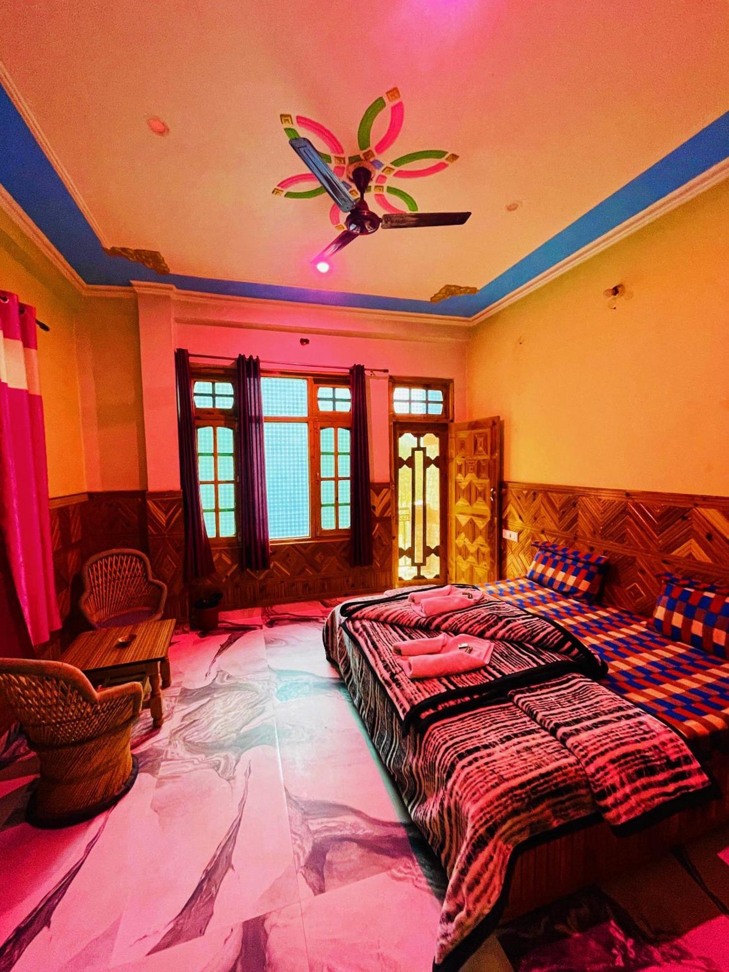 Chalo Chhalal Hotel & Cafe Касоль Екстер'єр фото